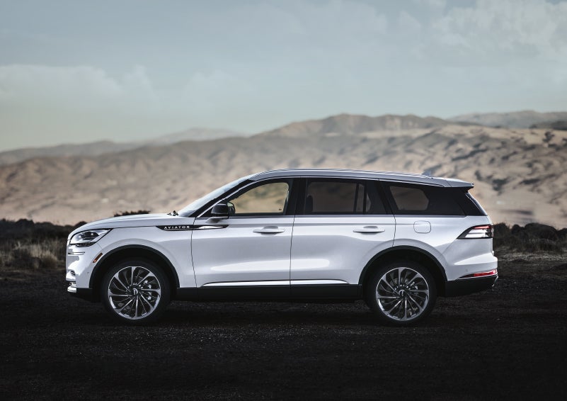 A Lincoln Aviator® SUV is parked on a scenic mountain overlook | Performance Lincoln Bountiful in Bountiful UT