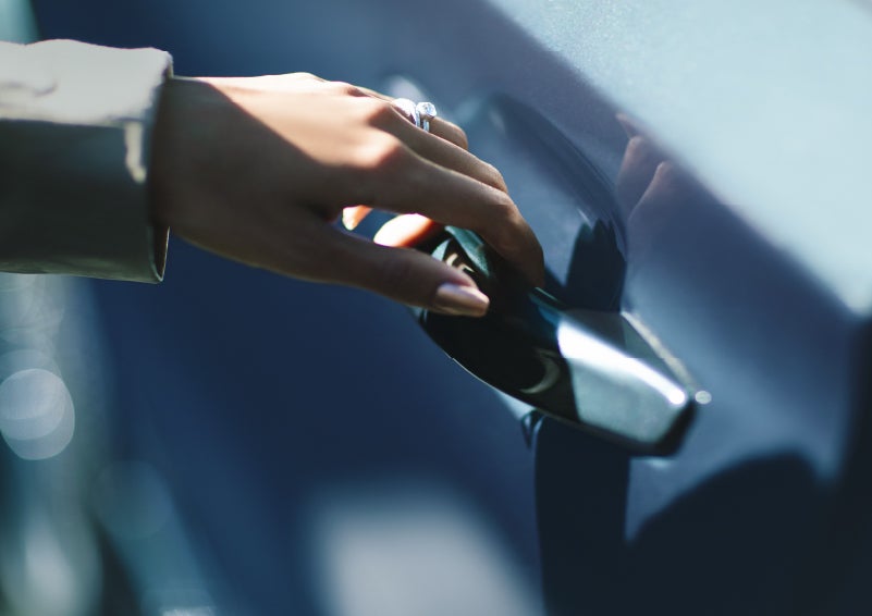A hand gracefully grips the Light Touch Handle of a 2024 Lincoln Aviator® SUV to demonstrate its ease of use | Performance Lincoln Bountiful in Bountiful UT