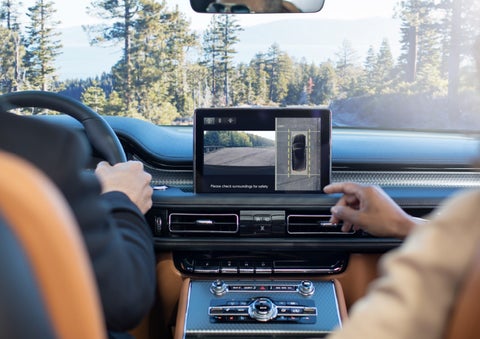 The available 360-Degree Camera shows a bird's-eye view of a Lincoln Aviator® SUV | Performance Lincoln Bountiful in Bountiful UT